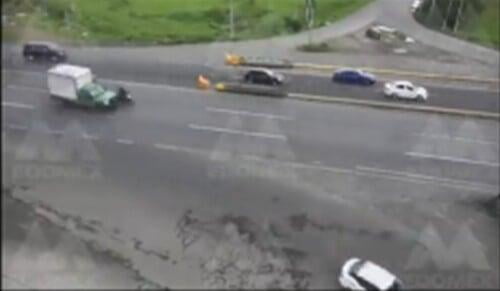 Video: Camioneta atropella a motociclista en la México-Toluca